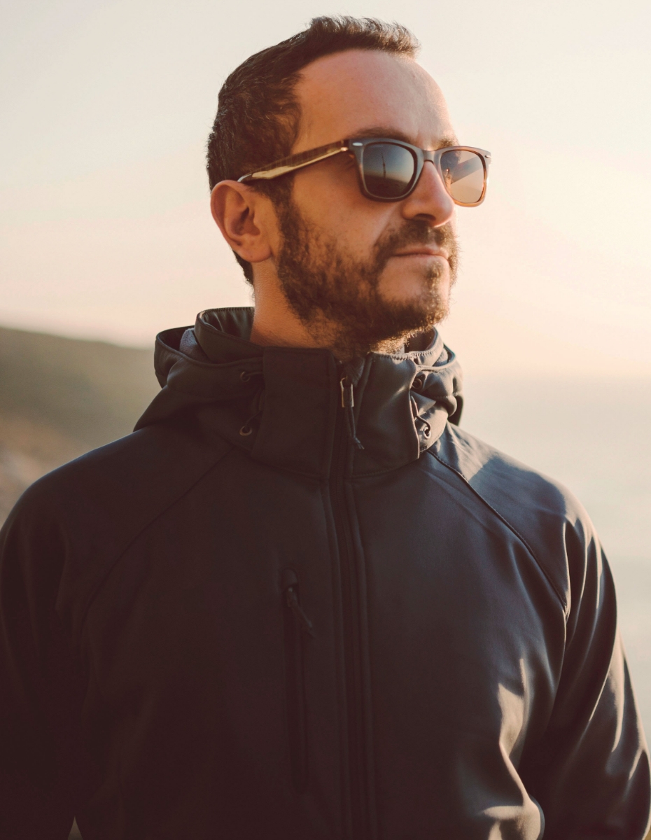 Mann mit Sonnenbrille.